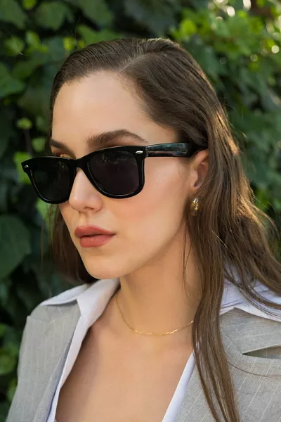 نظارات شمسية بتصميم مائل للجنسين من إم في