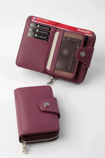 محفظة نسائية صغيرة اللون البرقوقي