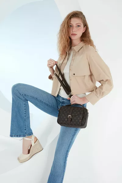 حقيبة كتف نسائية من المونوغرام باللون البني 