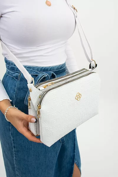 حقيبة عالية الجودة مقاومة للماء مع قسم ثلاثي وتطريز أبيض، بحمالة كتف قابلة للتعديل