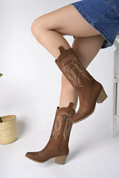 Bottes de cowboy pour femmes en daim beige brodées de la nouvelle saison