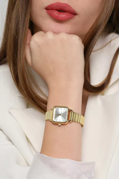 Minimalistisches quadratisches Goldgehäuse Silbernes Zifferblatt Damenarmbanduhr