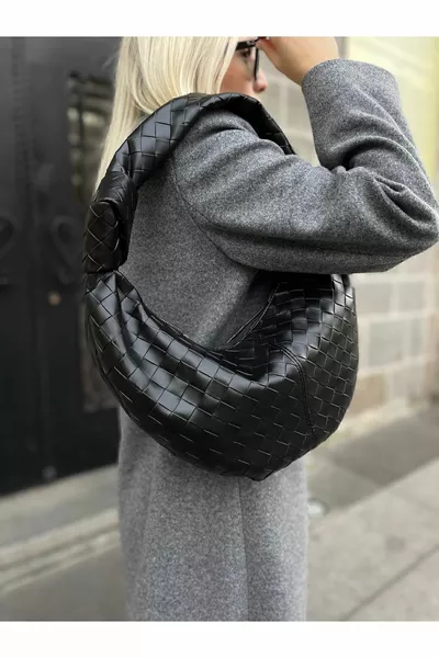 Schwarze geknotete Damentasche mit großen Ärmeln