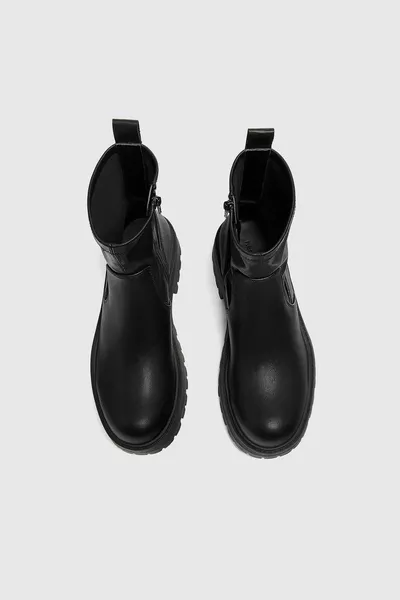 أحذية مطاطية مسطحة