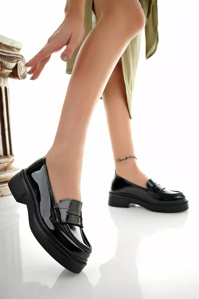 Scarpe da donna in vernice nera con tacco imbottito