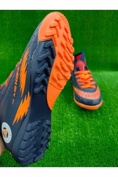 Lebendige farbige Socken Kunstrasen und Fußballschuhe