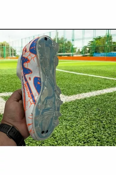 Voetbalschoenen met witte sokken