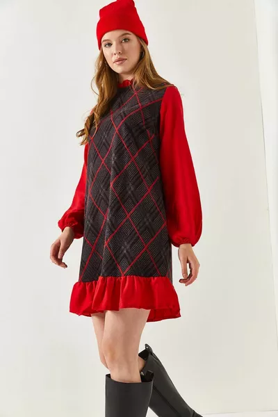 ياقة نسائية حمراء وستة فستان منقوش بكشكش 