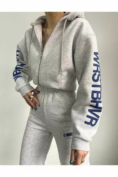 Серый набор чар с надписью на рукаве