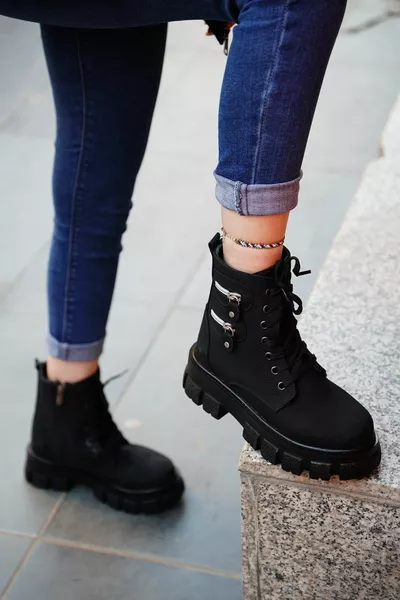 أحذية بريدية نسائية سوداء 