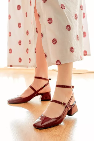 Tinya Burgunderfarbene Freizeitschuhe aus Lackleder mit stumpfer Zehenabsätze