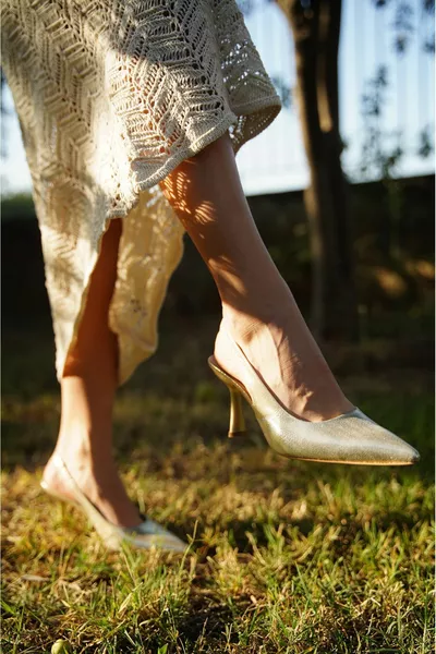 Guida جلد الساتان مطاط خنجر كعب نسائي أحذية صقيل بيج دوري