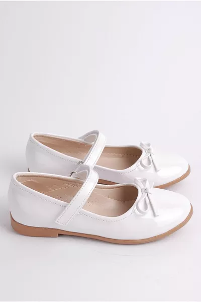 الفتيات مع القوس عارضة وسهرة اللباس الباليه الشقق الأبيض براءات الاختراع والجلود