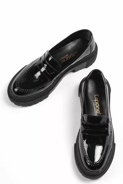 Capone Oval Toe Trak Sole Cuir Verni Noir Mocassins Femme
