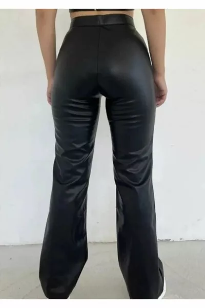 Schwarze Damenhose aus Kunstleder mit spanischem Bein