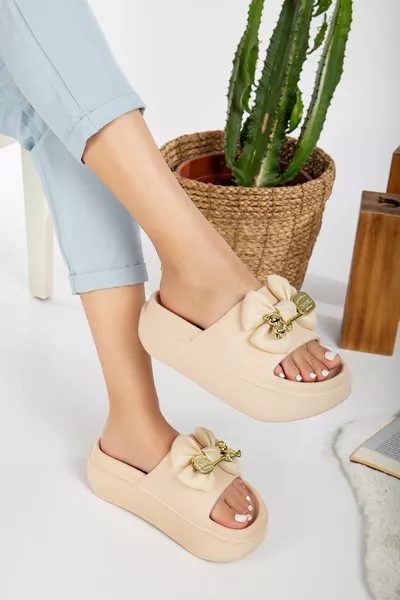 المرأة القوس البيج الفاخرة عارضة شاطئ البحر بركة النعال