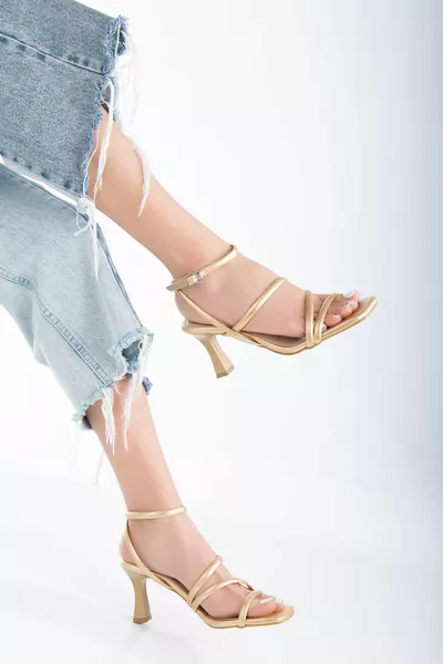 كعب لامع ذهبي