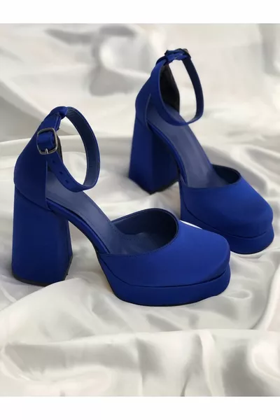 JENNA SAKS BLAUER PLATEAU-STIL AUS SATIN MIT KLOBIGEN ABSÄTZEN