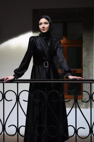 نسائي أسود ساتان ميا الحجاب فساتين السهرة