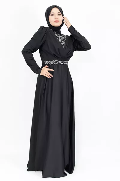 Zweireihiges Hijab-Abendkleid mit Kragen-Look aus Satinstoff mit Steindruck