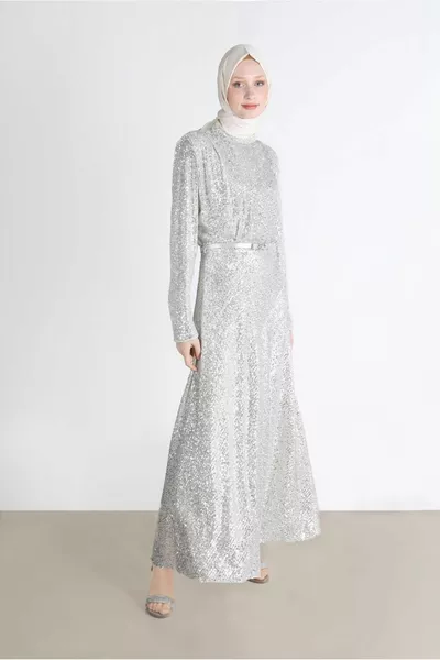 فستان سهرة مطرز بمساحة محشوة 