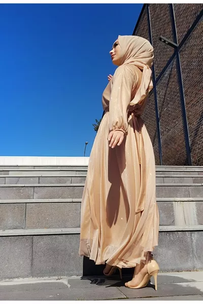 Silbernes Lachs-Hijab-Abendkleid mit Gürtel Glitzer-Abendkleid