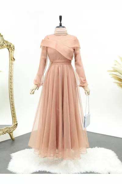 Abendkleid aus Glitzertüll mit Schnürung und Richterkragen