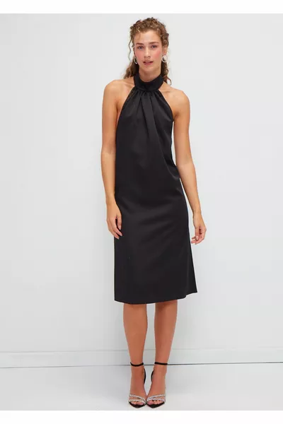 Einfarbiges Seidensatin-Einladungskleid