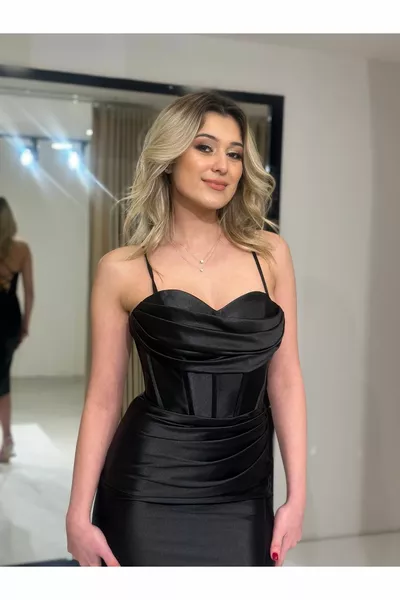 Короткое трикотажное атласное вечернее платье с воротником Degaje 