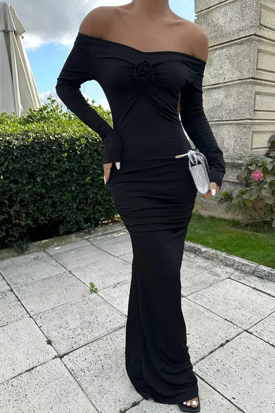 فستان طويل بتفاصيل الوردة السوداء 