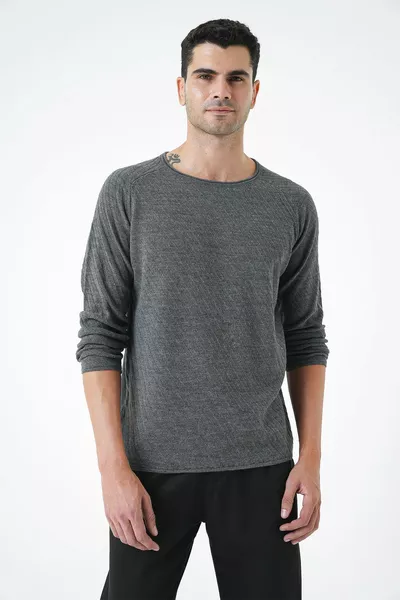 Мъжки тънък спортен пуловер с роло яка и плетени детайли