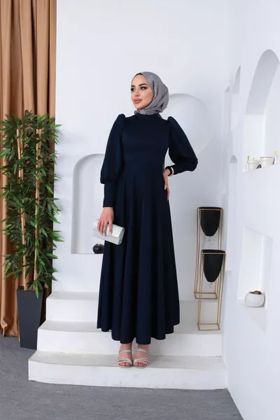 Платье с расклешенной юбкой и пышными рукавами для скромного образа