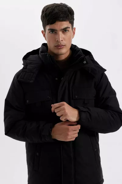 معطف مقاوم للماء بتصميم عادي، مزود بغطاء رأس قابل للإزالة وسحّاب وجيوب وتفاصيل أزرار ضغط WN