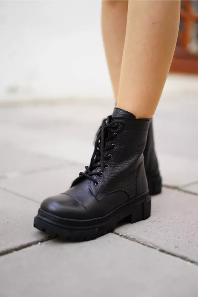 جلد طبيعي المرأة الأحذية السوداء البريدية مع الأربطة الأمامية سستة الجانب