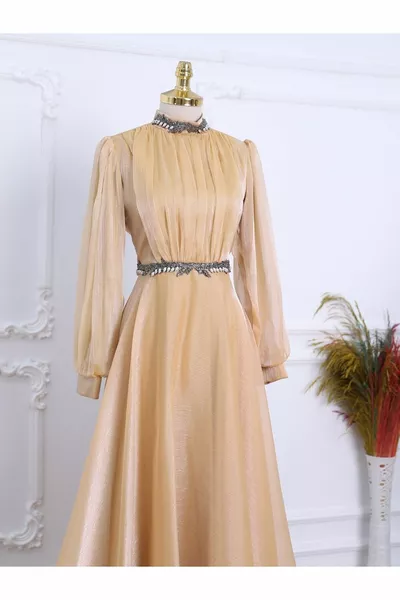 Abendkleider aus Tüll mit Perlendetails an Kragen und Taille