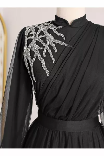 Подробна вечерна рокля от тюл с драпирани колани с камъни отпред