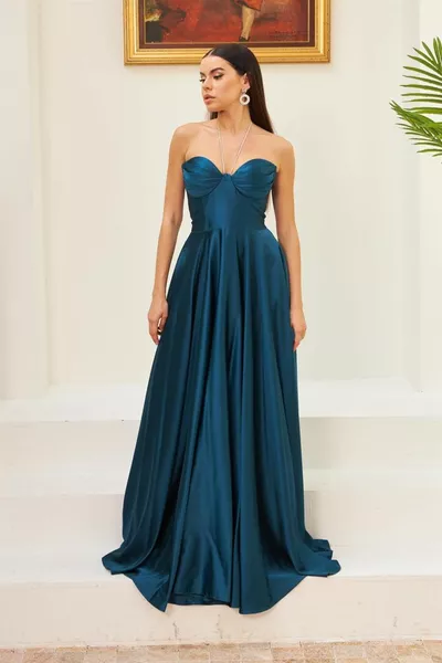 Robe de soirée longue sans bretelles en satin pétrole et robe d’invitation