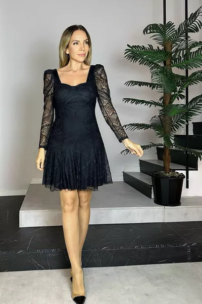  Abito con design in pizzo con colletto a cuore nero