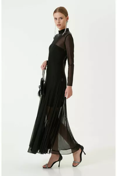 فستان سهرة أسود بأكمام طويلة