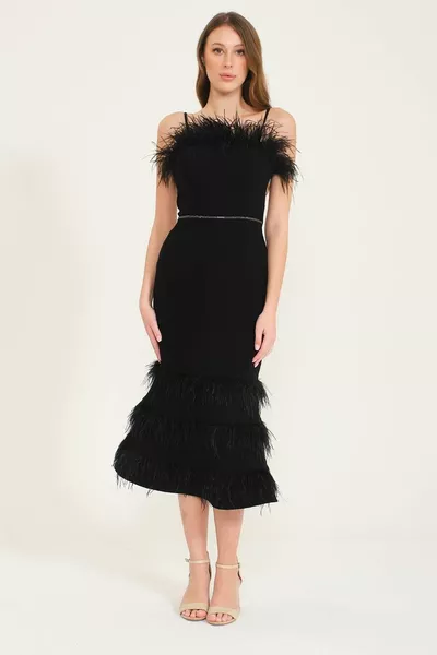 Вечерна рокля с пера от черна яка и пухена пола