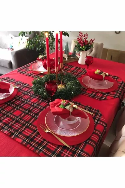 Коледна и новогодишна покривка за маса с червен каре десен, размер  см