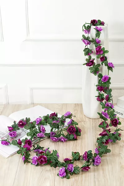 زهور ورقية ليلكية متسلقة