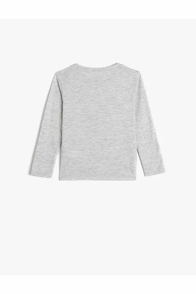 تيشيرت بأكمام طويلة وياقة دائرية بتفاصيل طبعة من القطن