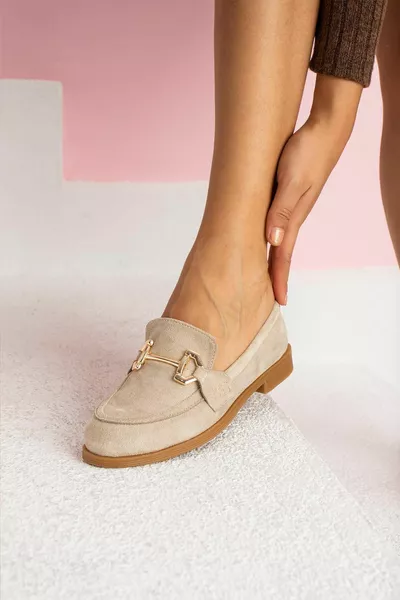 ليديا حذاء لوفر مشبك نسائي بيج من جلد الغزال