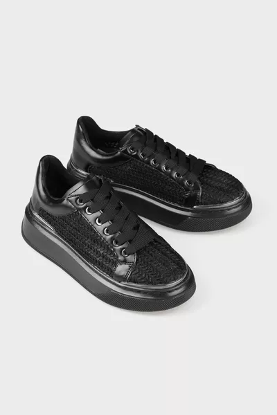 أحذية رياضية نسائية سوداء