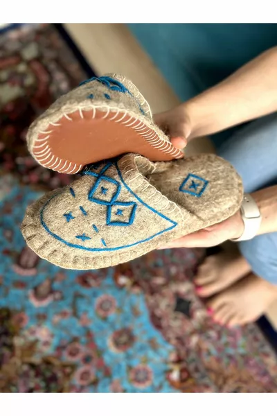 NATURAL FELT SLIPPERS