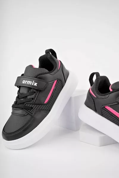 Zwarte naar witte zool kindersneakers met klittenband