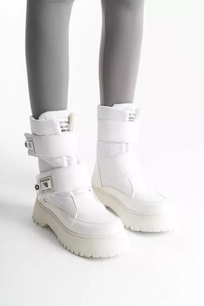 Женские зимние сапоги на платформе на каблуке