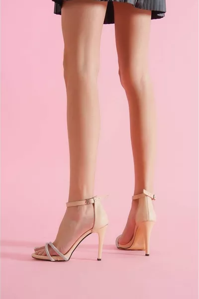 Matte nudefarbene Stiletto-Heels mit Steinen auf der Vorderseite