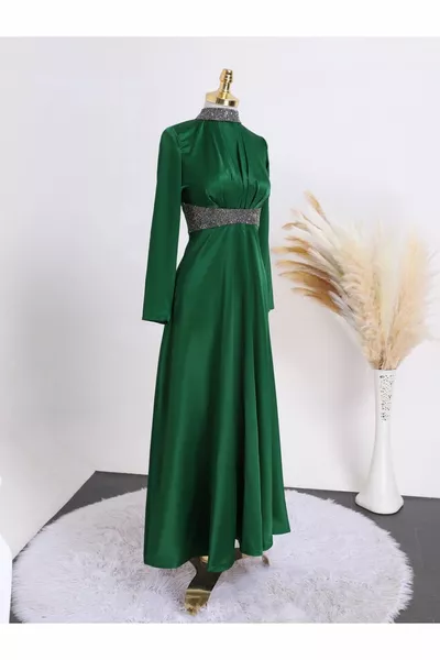 فستان سهرة ستان بتفصيل حجر على الياقة والخصر